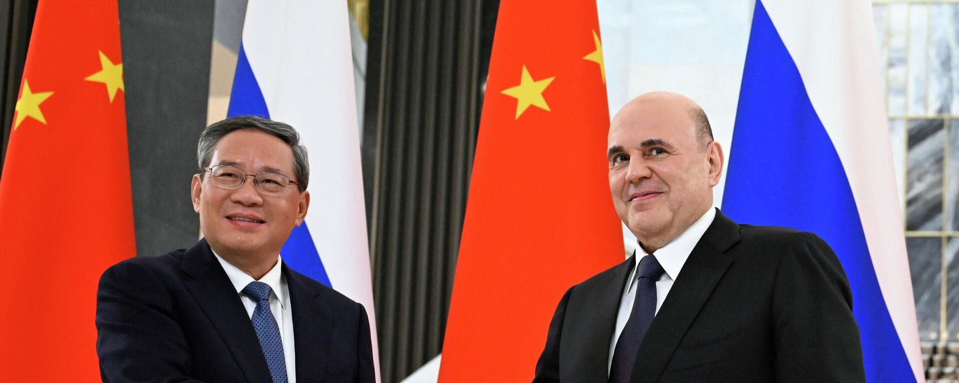 رئيس الوزراء الروسي ميخائيل ميشوستين مع رئيس مجلس الدولة الصيني، لي تشيانغ - سبوتنيك عربي, 1920, 17.11.2025