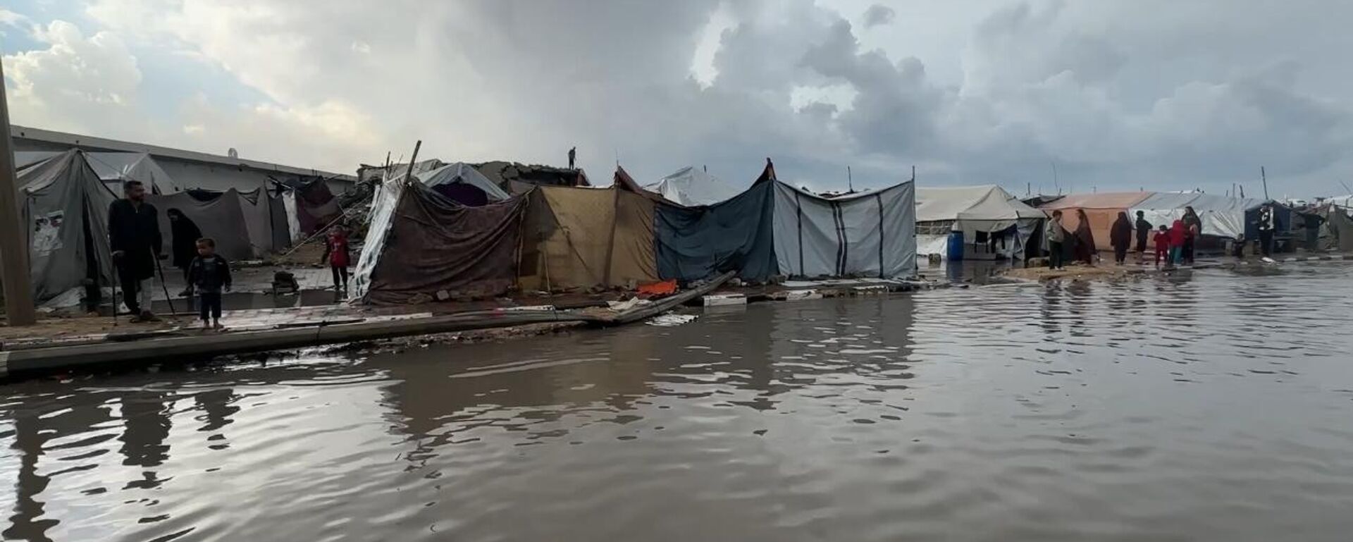 مياه الأمطار تغرق الخيام وتعمق معاناة الفلسطينيين في قطاع غزة   - سبوتنيك عربي, 1920, 18.11.2025