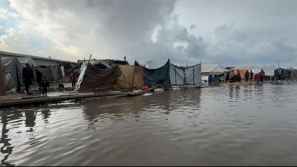 مياه الأمطار تغرق الخيام وتعمق معاناة الفلسطينيين في قطاع غزة   - سبوتنيك عربي