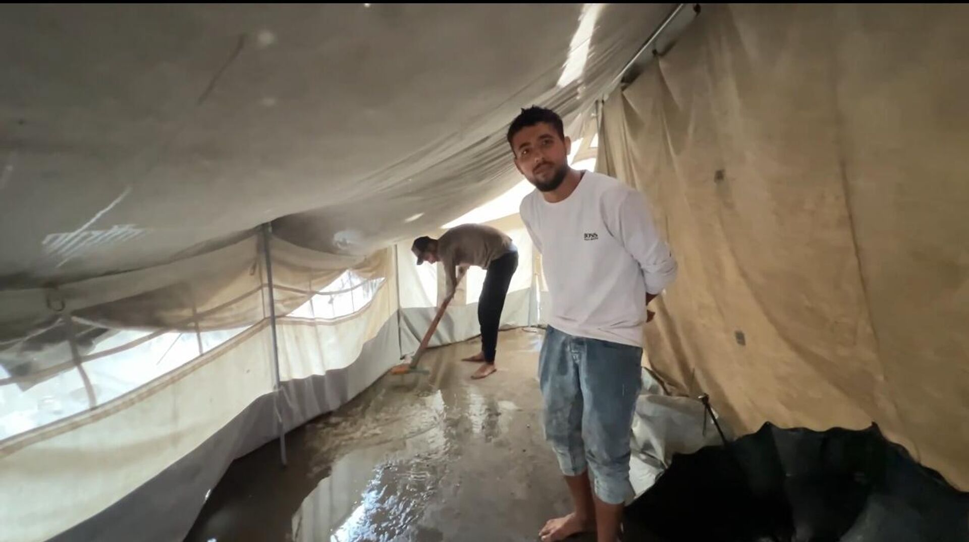 مياه الأمطار تغرق الخيام وتعمق معاناة الفلسطينيين في قطاع غزة   - سبوتنيك عربي, 1920, 17.11.2025