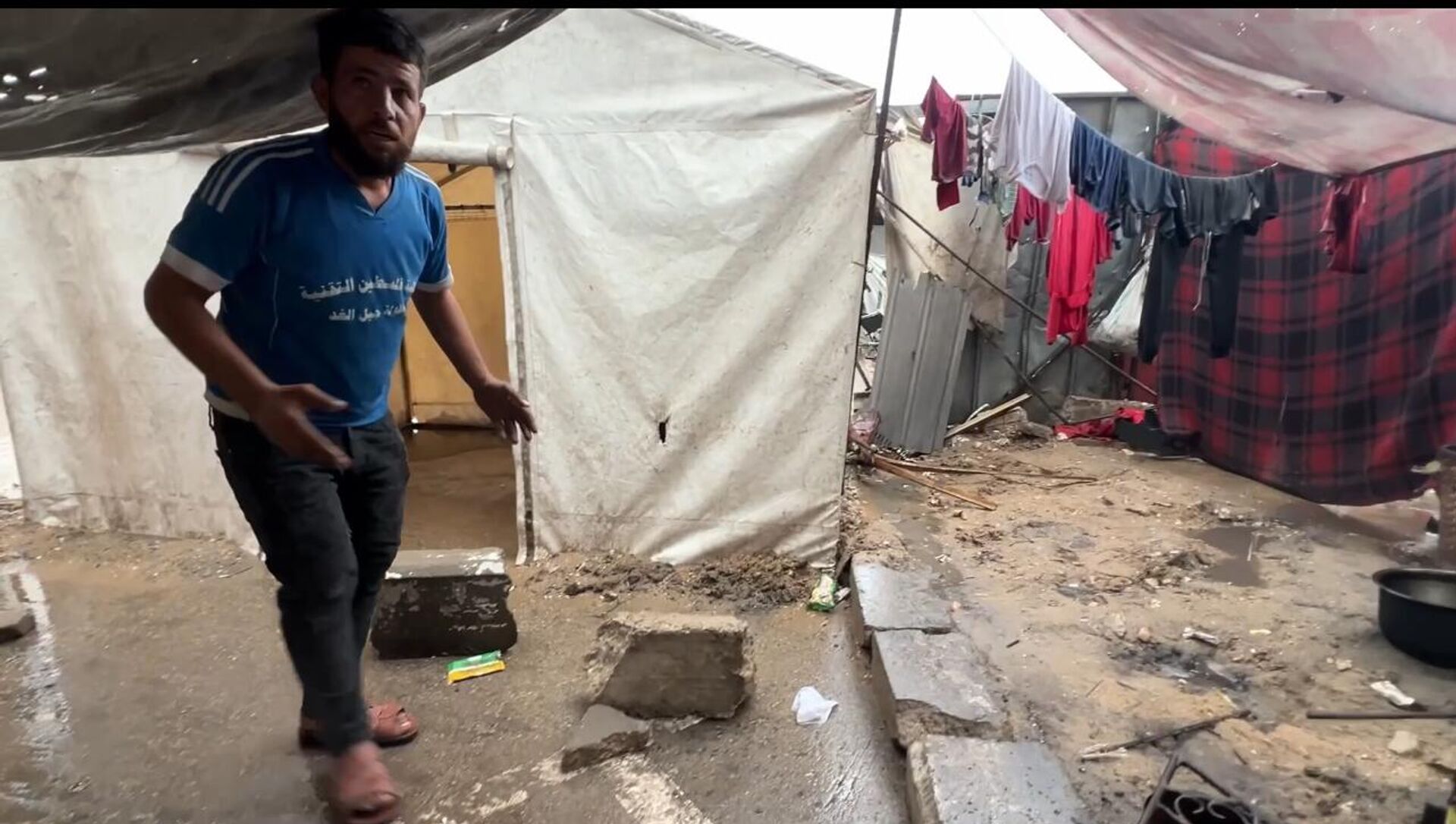 مياه الأمطار تغرق الخيام وتعمق معاناة الفلسطينيين في قطاع غزة   - سبوتنيك عربي, 1920, 17.11.2025