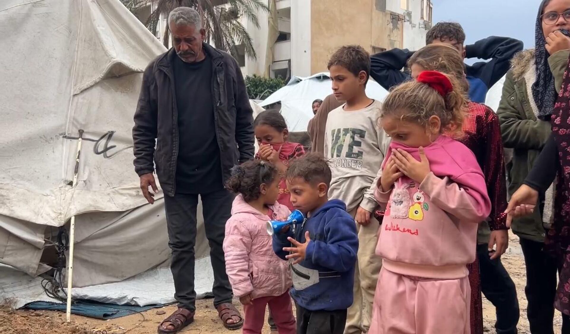 مياه الأمطار تغرق الخيام وتعمق معاناة الفلسطينيين في قطاع غزة   - سبوتنيك عربي, 1920, 17.11.2025