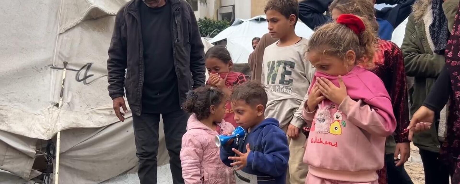 مياه الأمطار تغرق الخيام وتعمق معاناة الفلسطينيين في قطاع غزة   - سبوتنيك عربي, 1920, 20.11.2025