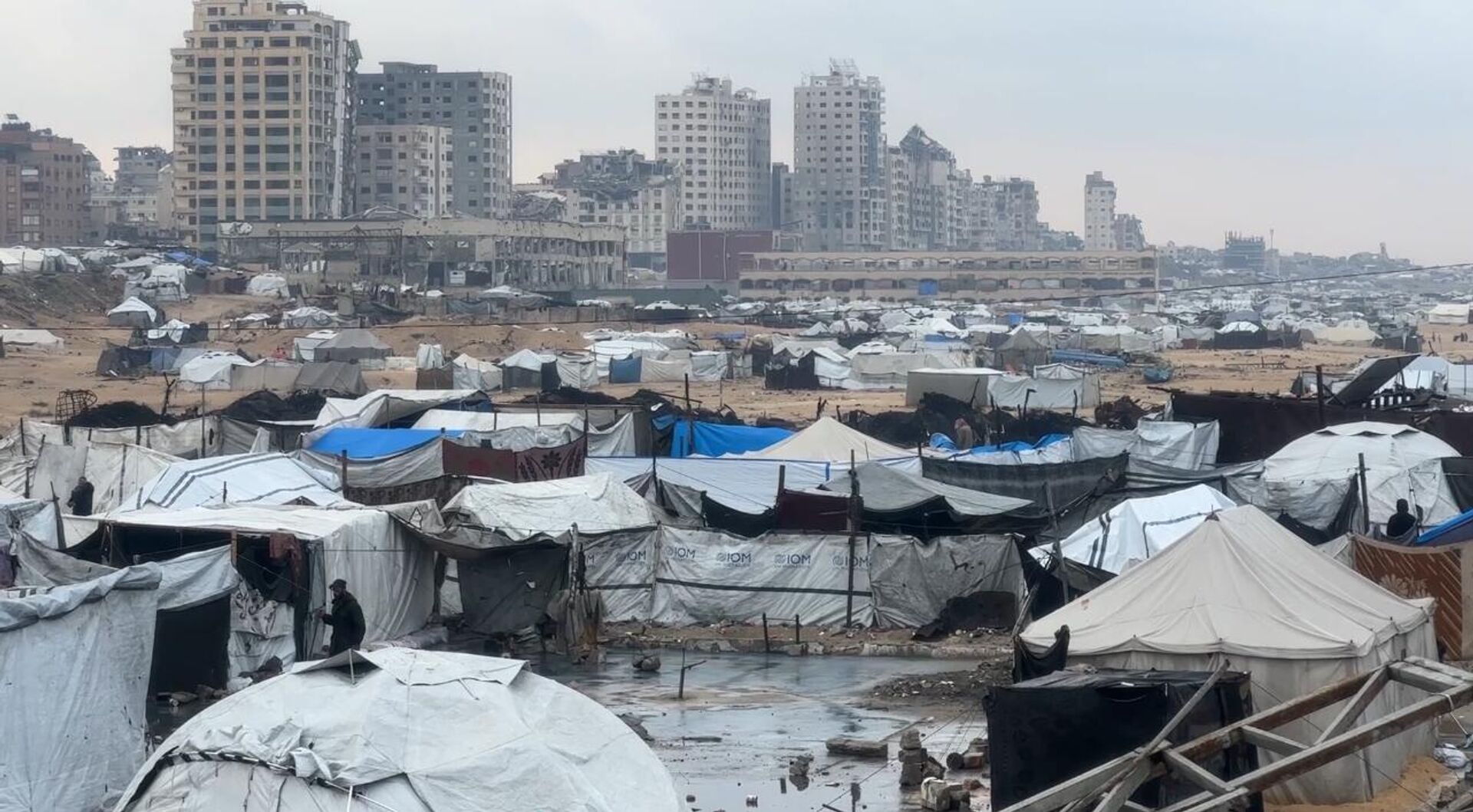 مياه الأمطار تغرق الخيام وتعمق معاناة الفلسطينيين في قطاع غزة   - سبوتنيك عربي, 1920, 17.11.2025