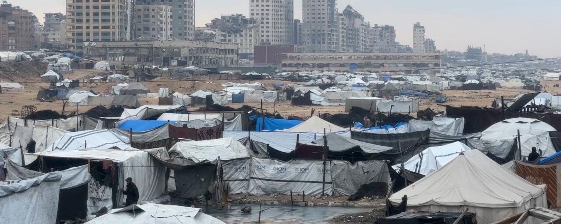 مياه الأمطار تغرق الخيام وتعمق معاناة الفلسطينيين في قطاع غزة   - سبوتنيك عربي, 1920, 17.11.2025