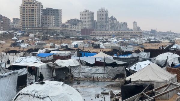 مياه الأمطار تغرق الخيام وتعمق معاناة الفلسطينيين في قطاع غزة   - سبوتنيك عربي