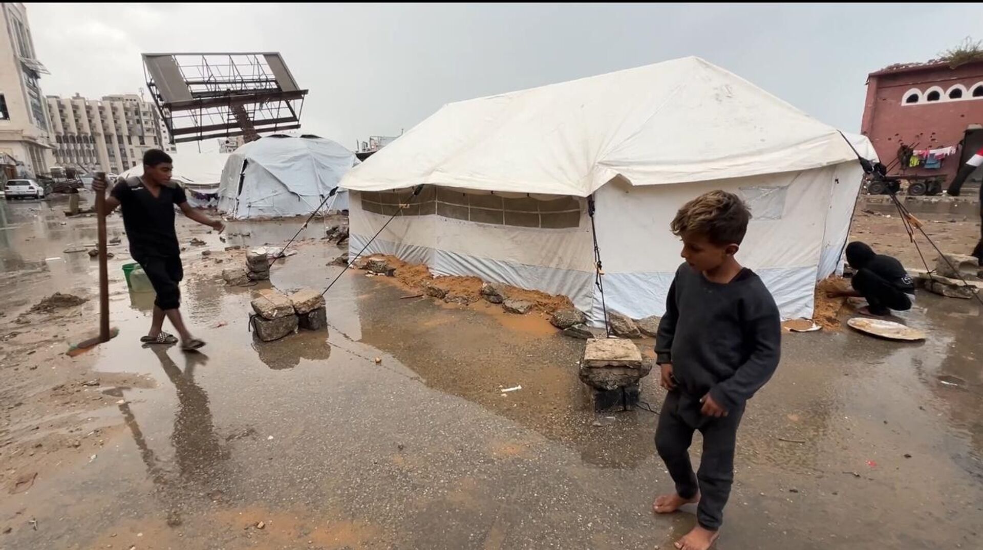 مياه الأمطار تغرق الخيام وتعمق معاناة الفلسطينيين في قطاع غزة   - سبوتنيك عربي, 1920, 17.11.2025