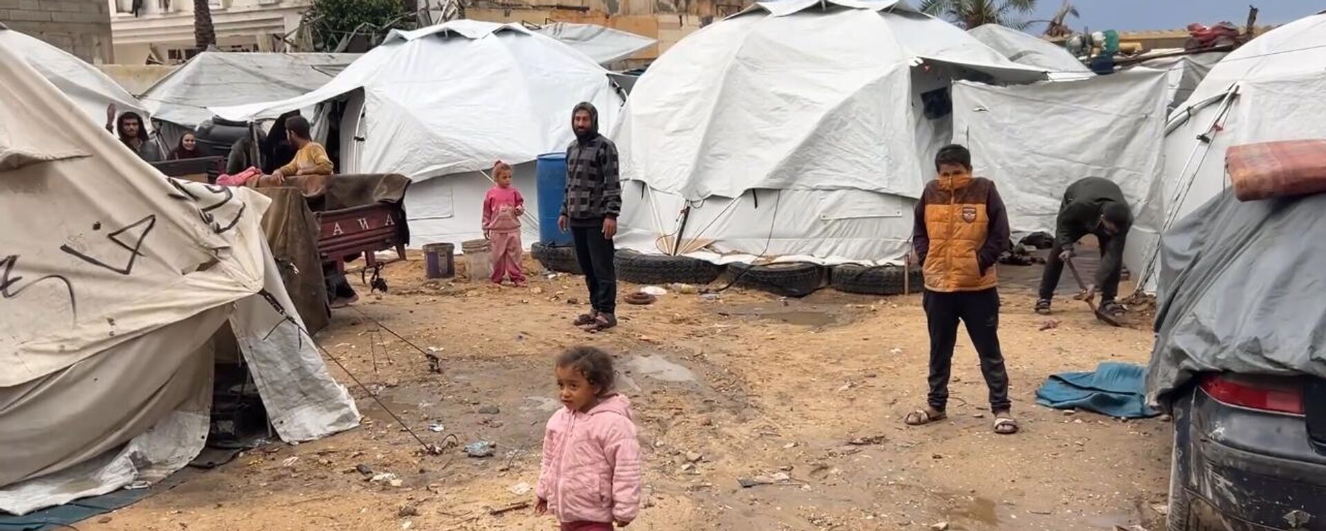 مياه الأمطار تغرق الخيام وتعمق معاناة الفلسطينيين في قطاع غزة   - سبوتنيك عربي, 1920, 19.12.2025