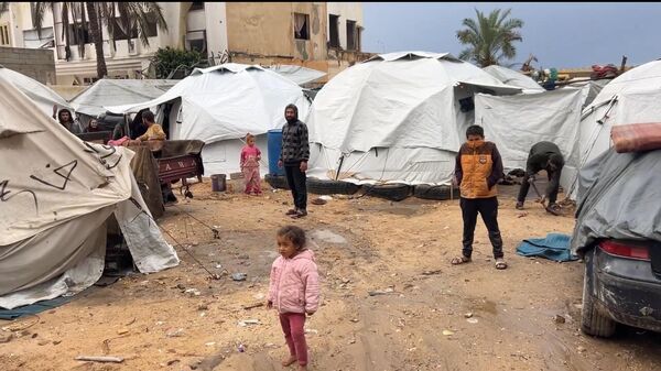 مياه الأمطار تغرق الخيام وتعمق معاناة الفلسطينيين في قطاع غزة   - سبوتنيك عربي