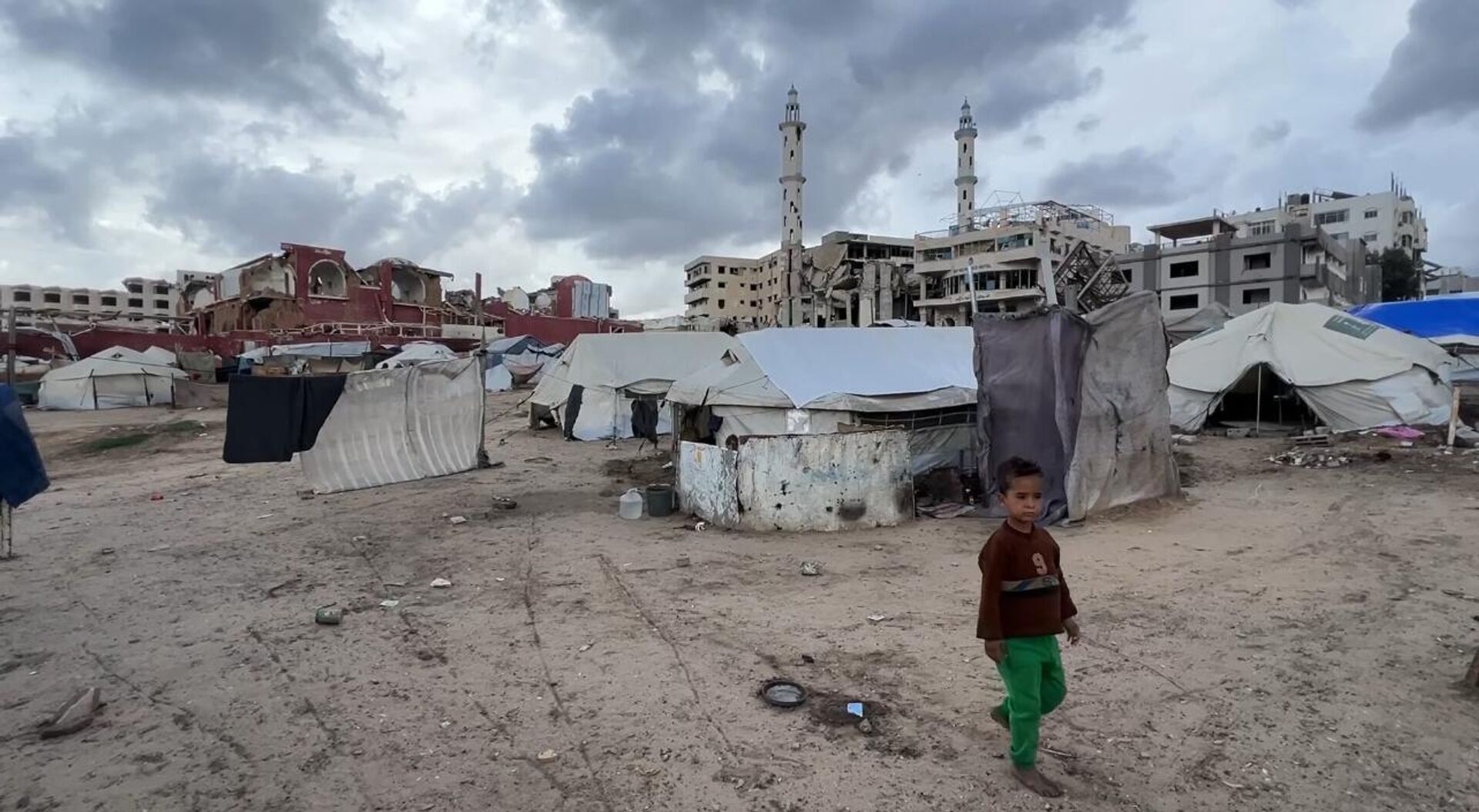 مياه الأمطار تغرق الخيام وتعمق معاناة الفلسطينيين في قطاع غزة   - سبوتنيك عربي, 1920, 17.11.2025