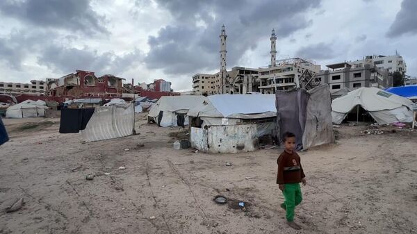 مياه الأمطار تغرق الخيام وتعمق معاناة الفلسطينيين في قطاع غزة   - سبوتنيك عربي