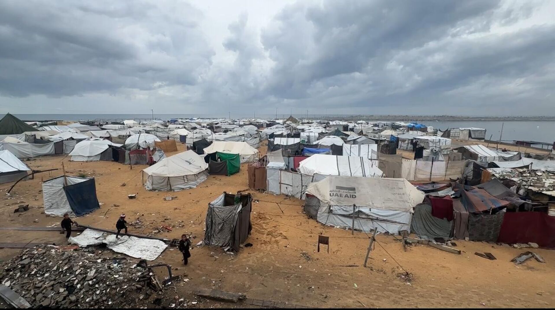 مياه الأمطار تغرق الخيام وتعمق معاناة الفلسطينيين في قطاع غزة   - سبوتنيك عربي, 1920, 17.11.2025