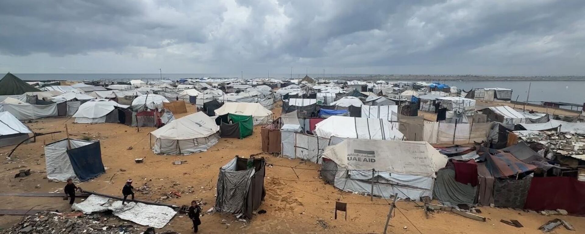 مياه الأمطار تغرق الخيام وتعمق معاناة الفلسطينيين في قطاع غزة   - سبوتنيك عربي, 1920, 11.12.2025