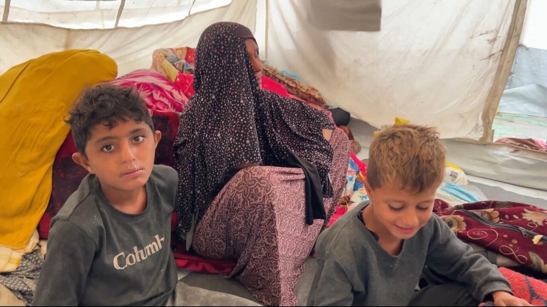 مياه الأمطار تغرق الخيام وتعمق معاناة الفلسطينيين في قطاع غزة   - سبوتنيك عربي, 1920, 17.11.2025