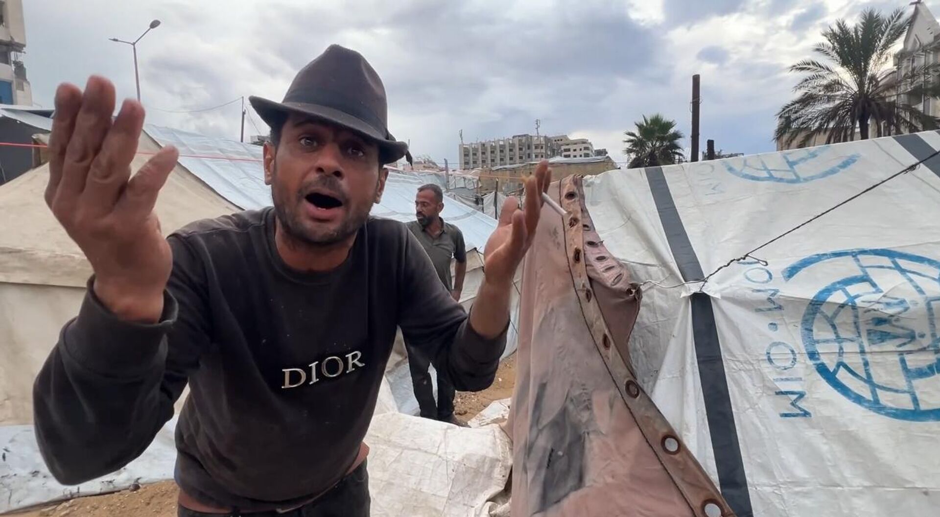 مياه الأمطار تغرق الخيام وتعمق معاناة الفلسطينيين في قطاع غزة   - سبوتنيك عربي, 1920, 17.11.2025