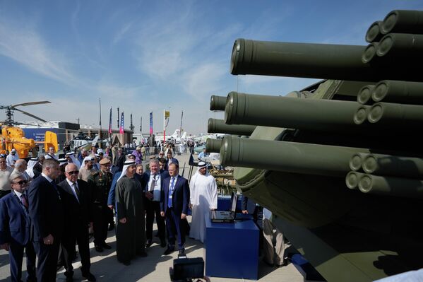 الشيخ محمد بن زايد آل نهيان، رئيس دولة الإمارات العربية المتحدة وحاكم أبوظبي، يلقي نظرة على نظام صواريخ &quot;أرض-جو&quot; الروسي &quot;بانتسير-إس إم دي-إي&quot;، خلال افتتاح معرض دبي للطيران. - سبوتنيك عربي