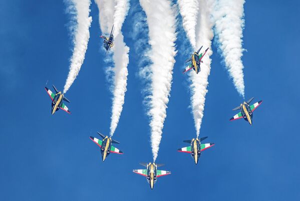 فريق &quot;فرسان الإمارات&quot; للاستعراضات الجوية، التابع للقوات الجوية الإماراتية، يحلق بطائرة التدريب النفاثة المتطورة الصينية &quot;هونغدو إل-15&quot;. - سبوتنيك عربي