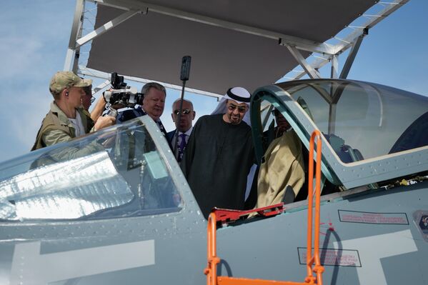 الشيخ محمد بن زايد آل نهيان، رئيس دولة الإمارات العربية المتحدة وحاكم أبوظبي، يتفقد قمرة القيادة للطائرة المقاتلة الروسية SU-57E&quot;&quot; في معرض دبي للطيران. - سبوتنيك عربي