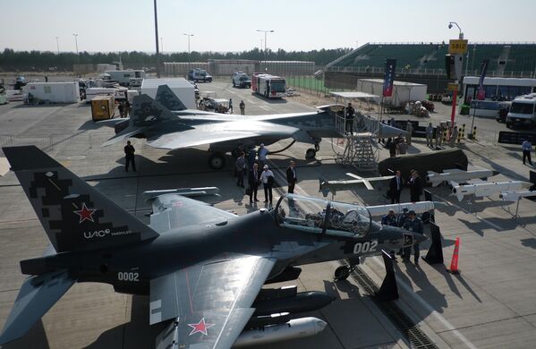 طائرة تدريب قتالية من طراز &quot;Yak-130M&quot; وطائرة مقاتلة روسية من طراز &quot; SU-57E &quot; في معرض دبي للطيران. - سبوتنيك عربي