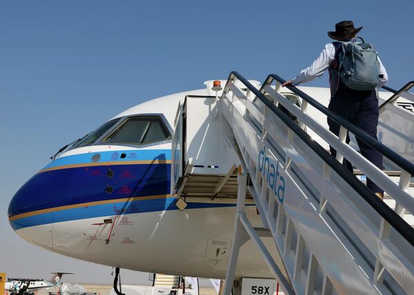 طائرة &quot;C919&quot; صينية الصنع متوقفة في مطار آل مكتوم الدولي قبل انطلاق معرض دبي للطيران. - سبوتنيك عربي