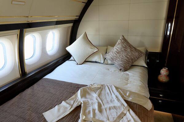 صورة داخلية للطائرة الصينية &quot;C909&quot; أثناء وجودها في مطار آل مكتوم الدولي قبل انطلاق معرض دبي للطيران - سبوتنيك عربي