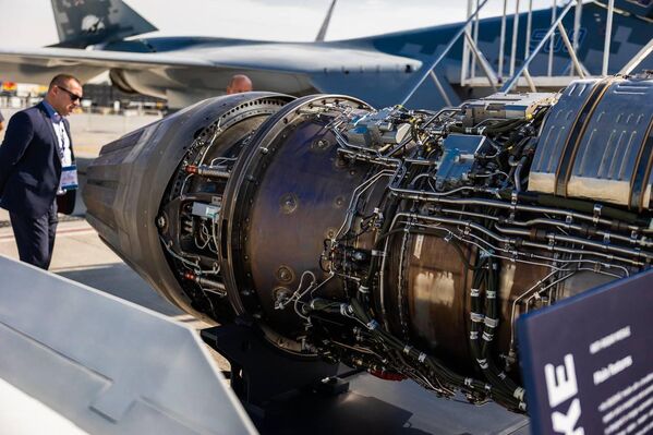 إحدى منتجات شركة &quot;روستيك&quot;  للمحركات في معرض دبي للطيران. - سبوتنيك عربي