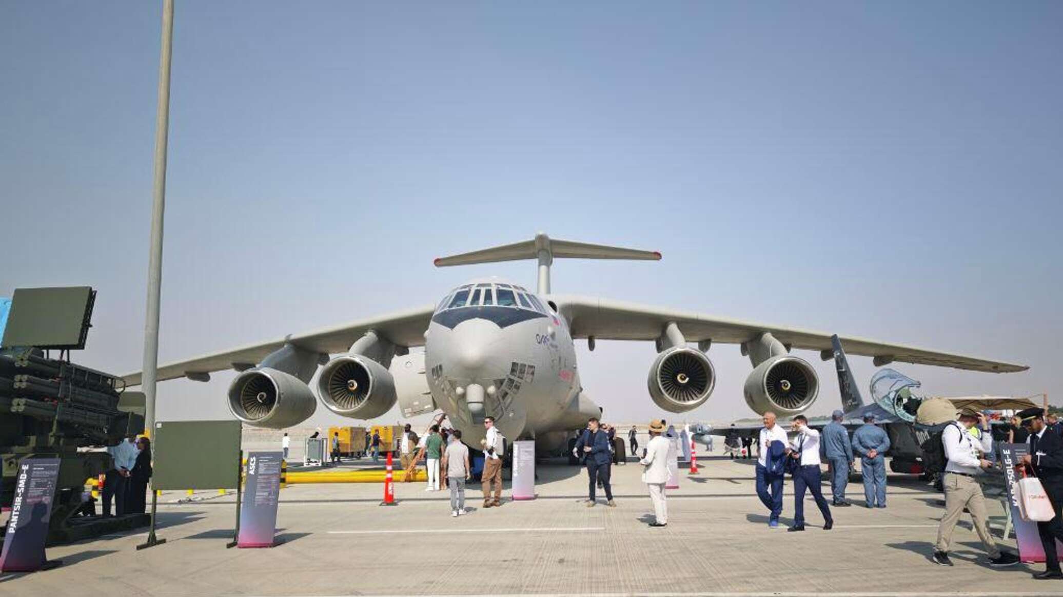 العين على "سو-57"... عدسات الكاميرات تلاحق الأسلحة الروسية في معرض دبي للطيران