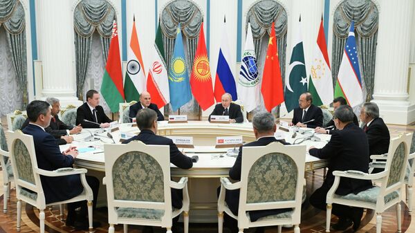 الرئيس الروسي فلاديمير بوتين خلال اجتماع مع رؤساء الوفود المشاركين في اجتماع مجلس رؤساء حكومات منظمة شنغهاي للتعاون - سبوتنيك عربي