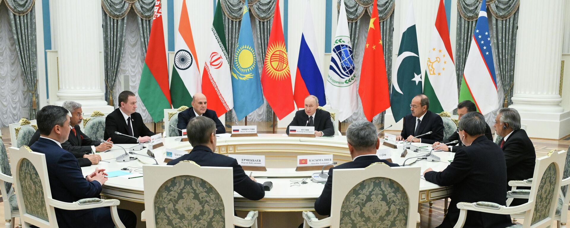 الرئيس الروسي فلاديمير بوتين خلال اجتماع مع رؤساء الوفود المشاركين في اجتماع مجلس رؤساء حكومات منظمة شنغهاي للتعاون - سبوتنيك عربي, 1920, 18.11.2025