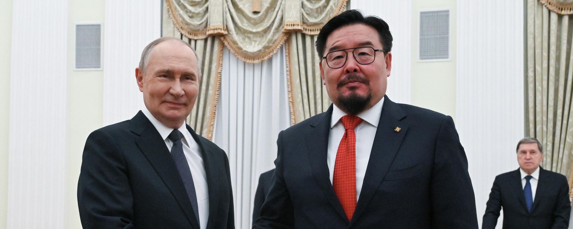 الرئيس الروسي فلاديمير بوتين ورئيس الوزراء المنغولي جومبوجافين زاندانشاتار - سبوتنيك عربي, 1920, 18.11.2025