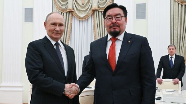 الرئيس الروسي فلاديمير بوتين ورئيس الوزراء المنغولي جومبوجافين زاندانشاتار - سبوتنيك عربي