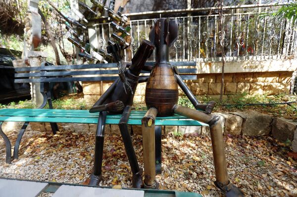 متحف الشظايا في رمحالا اللبنانية… ذاكرة الألم التي صاغها شارل نصار فنا ورسالة سلام - سبوتنيك عربي