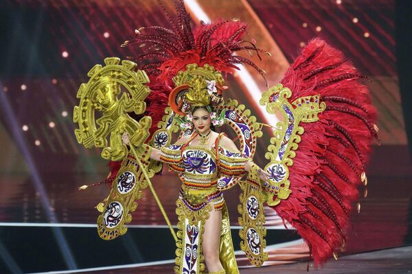 صورة لملكة جمال بنما، ميرنا كاباليني، وهي ترتدي فستانا على شكل طائر ذي جناحين كبيرين. - سبوتنيك عربي