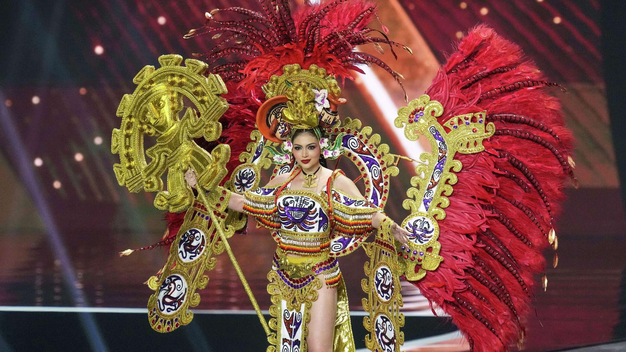 ألوان وتراث... أجمل الأزياء الوطنية خلال مسابقة "ملكة جمال الكون 2025"