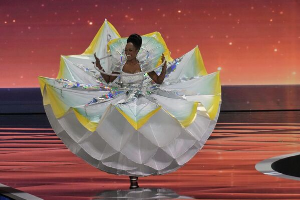 صورة تظهر سولانج كيتا، ملكة جمال رواندا، وهي ترتدي فستانا أبيض وأصفر اللون بتصميم لافت. - سبوتنيك عربي