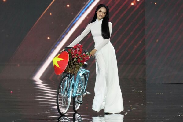 ظهرت ملكة جمال فيتنام، هونغ جيانج نجوين، وهي ترتدي فستانا أبيض اللون ويظهرأيضا بجانبها دراجة هوائية. - سبوتنيك عربي