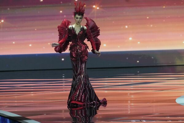 ملكة جمال الصين، تشاو نا، تظهر مرتدية فستانا أحمر اللون مع أكمام ممتلئة. - سبوتنيك عربي