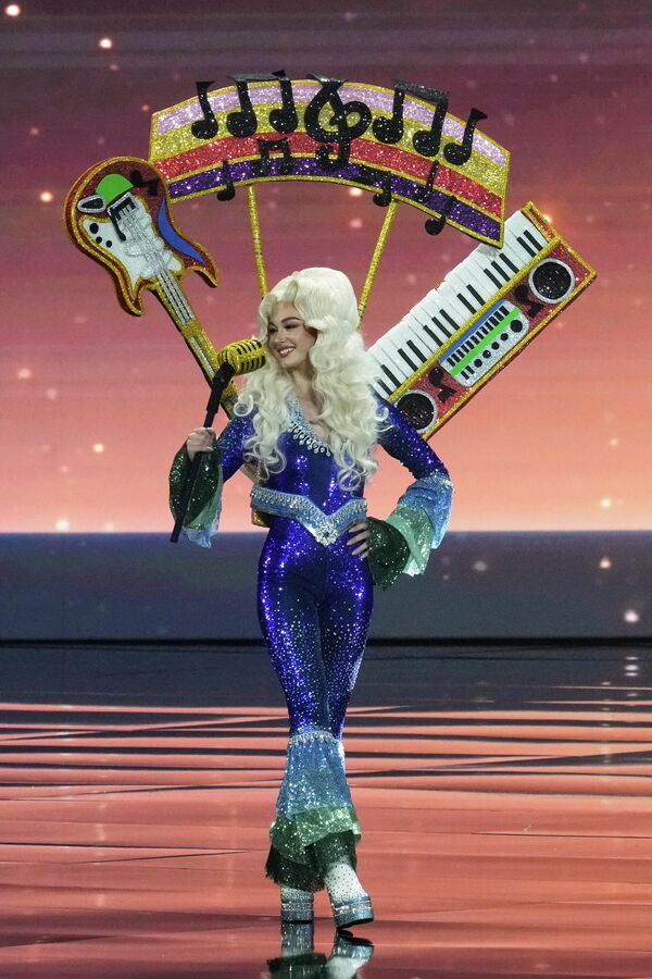 صورة تظهر ملكة جمال السويد، دانييلا لوندكفيست وهي ترتدي فستانا أزرق اللون، على شكل آلة موسيقية. - سبوتنيك عربي