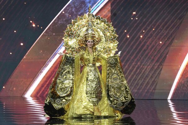 ملكة جمال الهند، مانيكا فيشواكارما، تظهر مرتدية فستانا أصفر اللون مع قبعة ضخمة. - سبوتنيك عربي