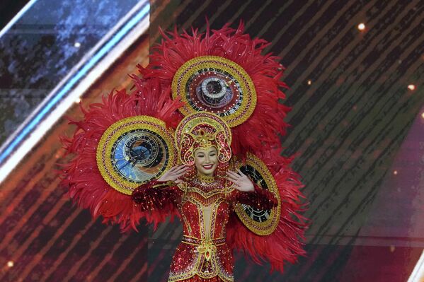 ملكة جمال سويسرا، نعيمة أكوستا، تظهر مرتدية فستانا أحمر اللون. - سبوتنيك عربي