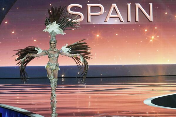 صورة لملكة جمال إسبانيا، أندريا فالرو، تظهر فيها مرتدية فستانا على شكل طائر. - سبوتنيك عربي