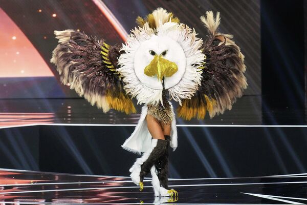 تظهر في الصورة ملكة جمال الولايات المتحدة الأمريكية، أودري إيكرت، وهي ترتدي فستانا على شكل نسر. - سبوتنيك عربي