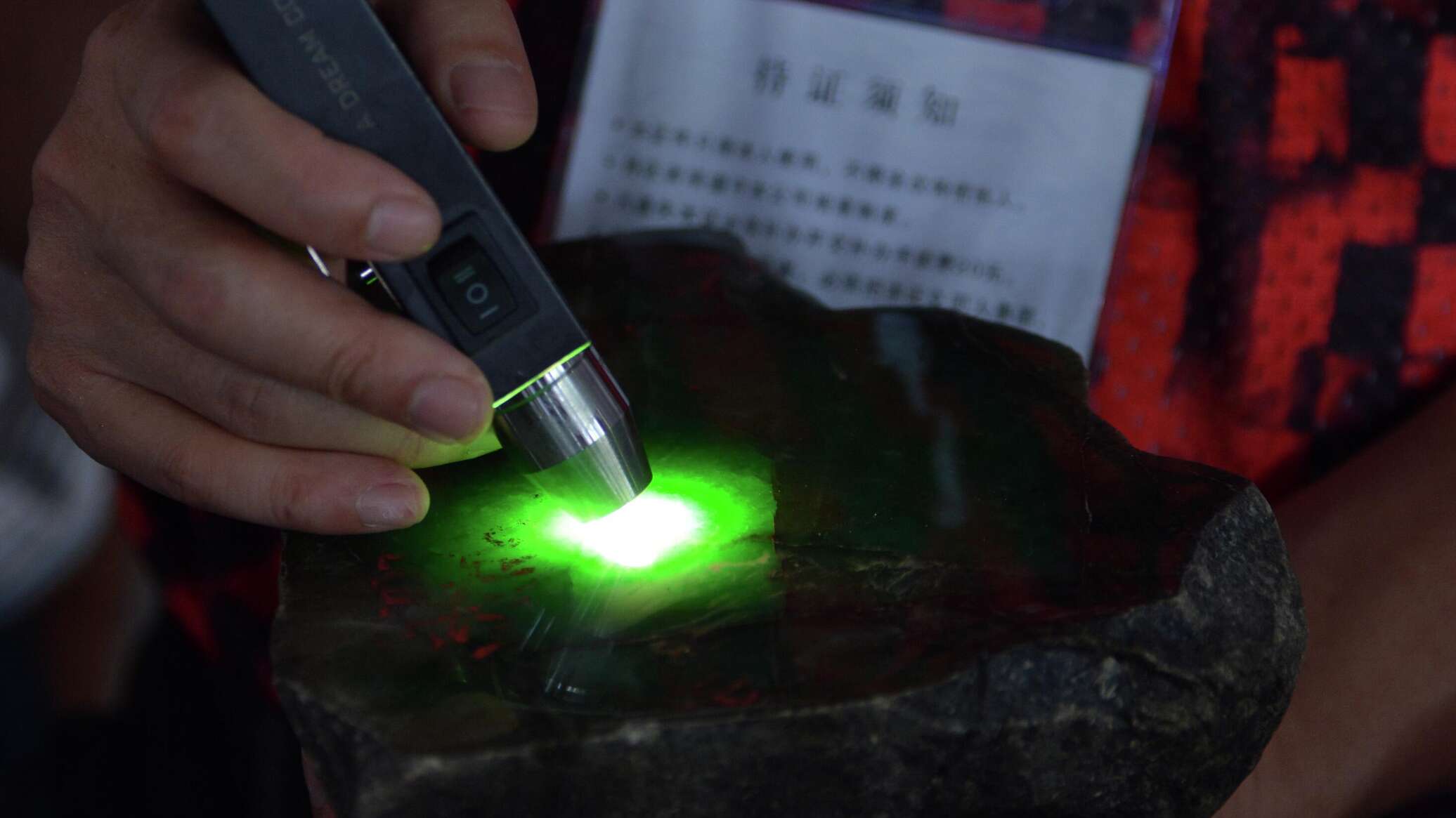 باحثون روس يبتكرون تقنية ليزرية جديدة لفحص سلامة الأنابيب عن بعد