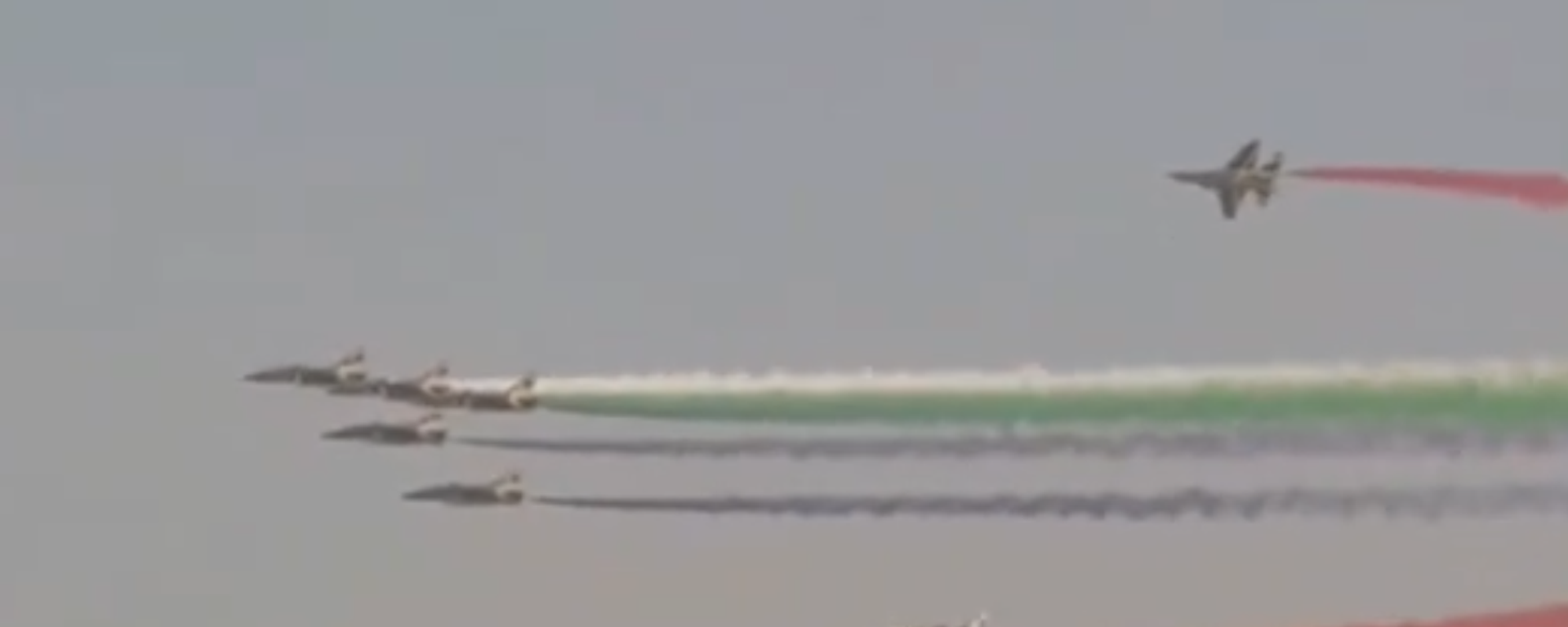 مقاتلات إماراتية ترسم لوحة فنية في سماء معرض دبي للطيران  - سبوتنيك عربي, 1920, 19.11.2025