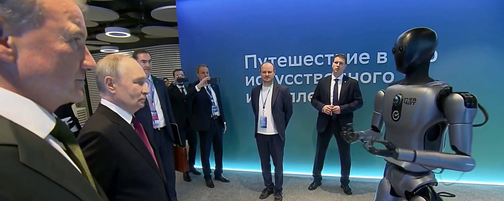 روبوت روسيا - سبوتنيك عربي, 1920, 19.11.2025