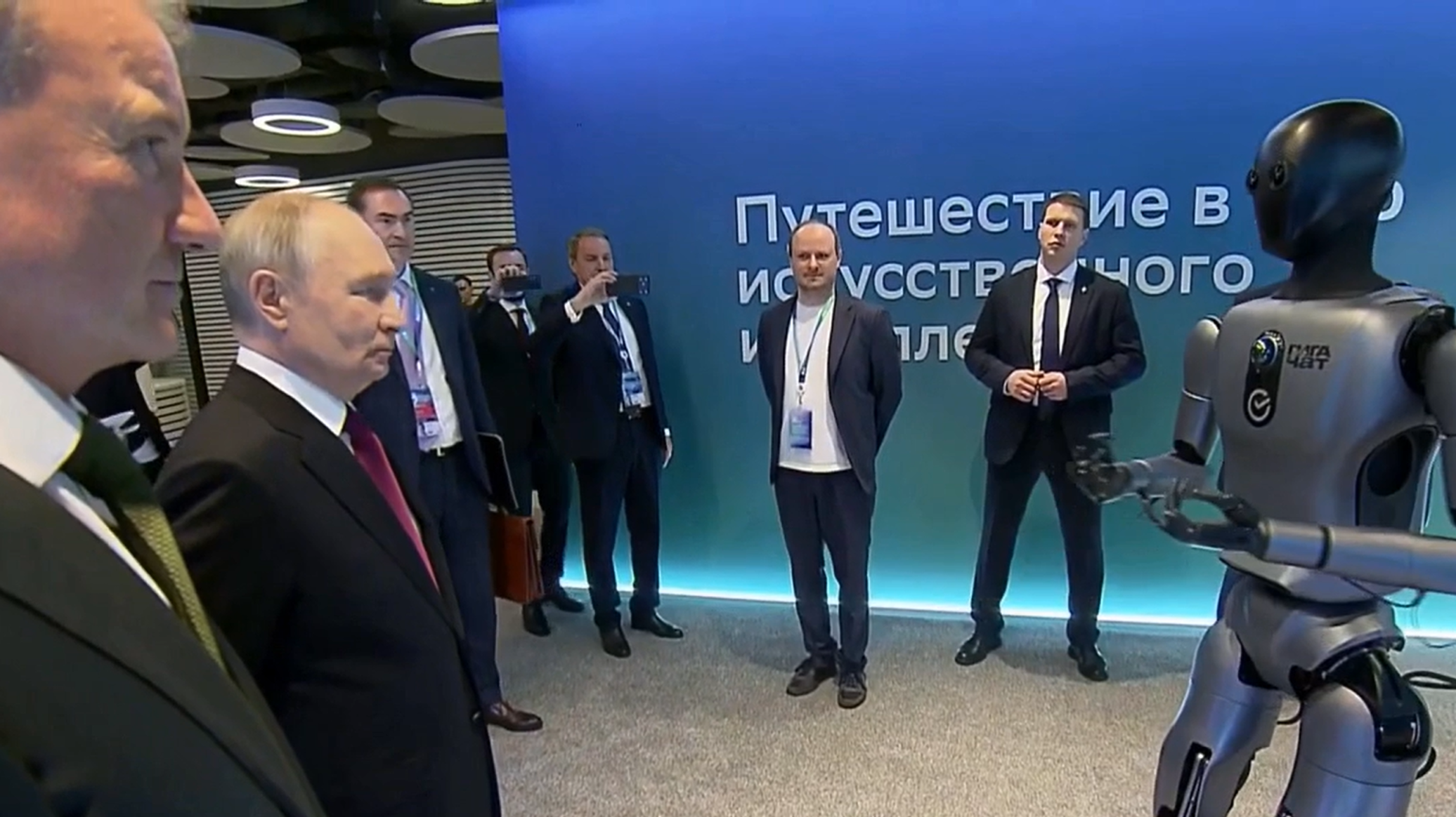 روبوت روسي يستعرض مهاراته في الرقص أمام بوتين... فيديو