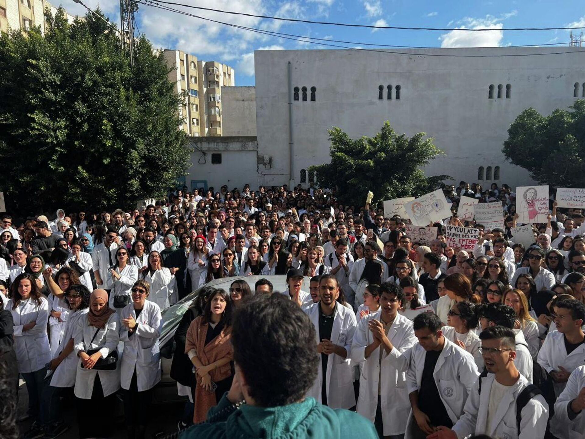 تونس: الأطباء الشبان ينفذون إضرابا وطنيا ويحتجون أمام البرلمان  - سبوتنيك عربي, 1920, 19.11.2025