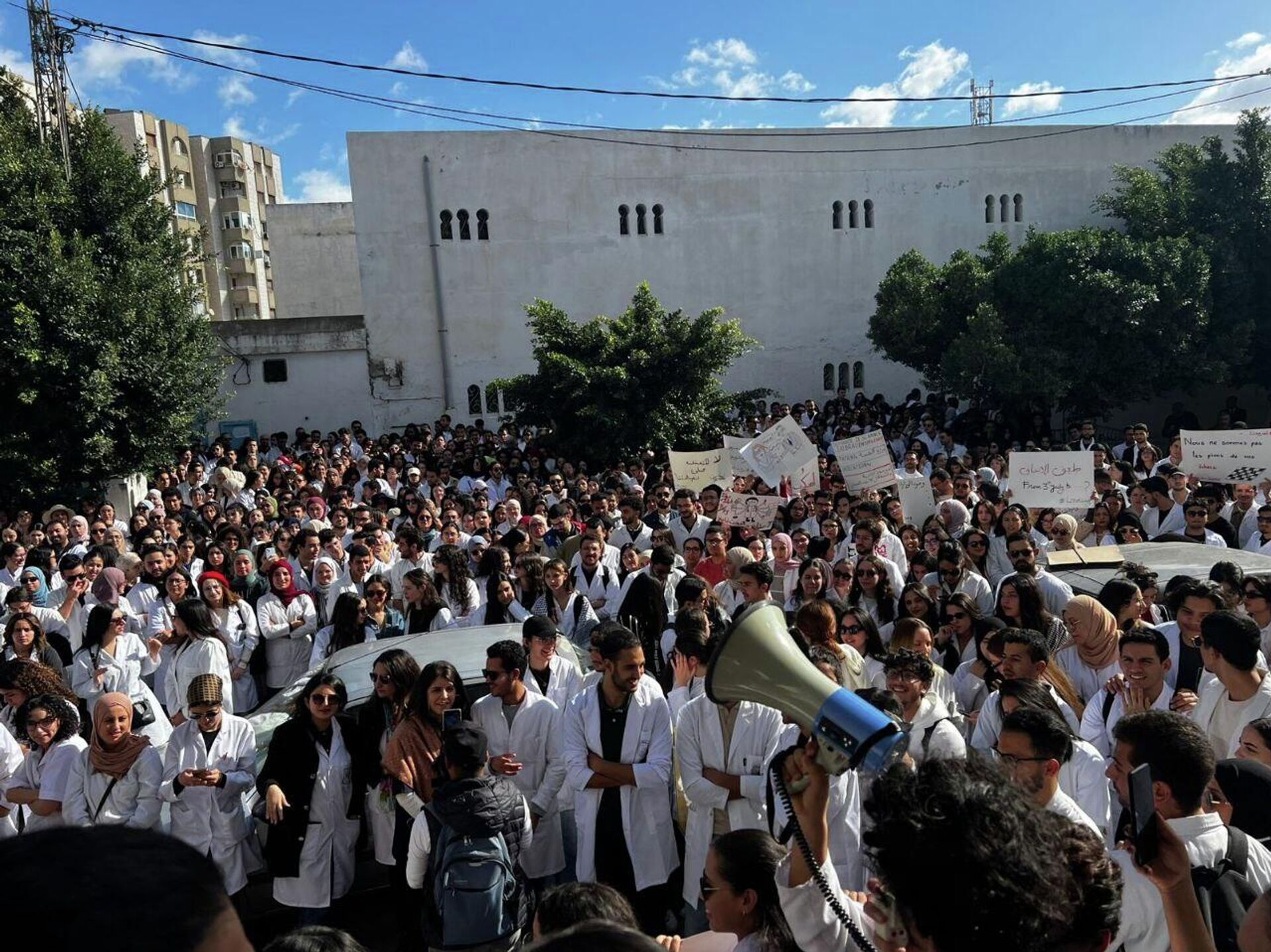 تونس: الأطباء الشبان ينفذون إضرابا وطنيا ويحتجون أمام البرلمان  - سبوتنيك عربي, 1920, 19.11.2025