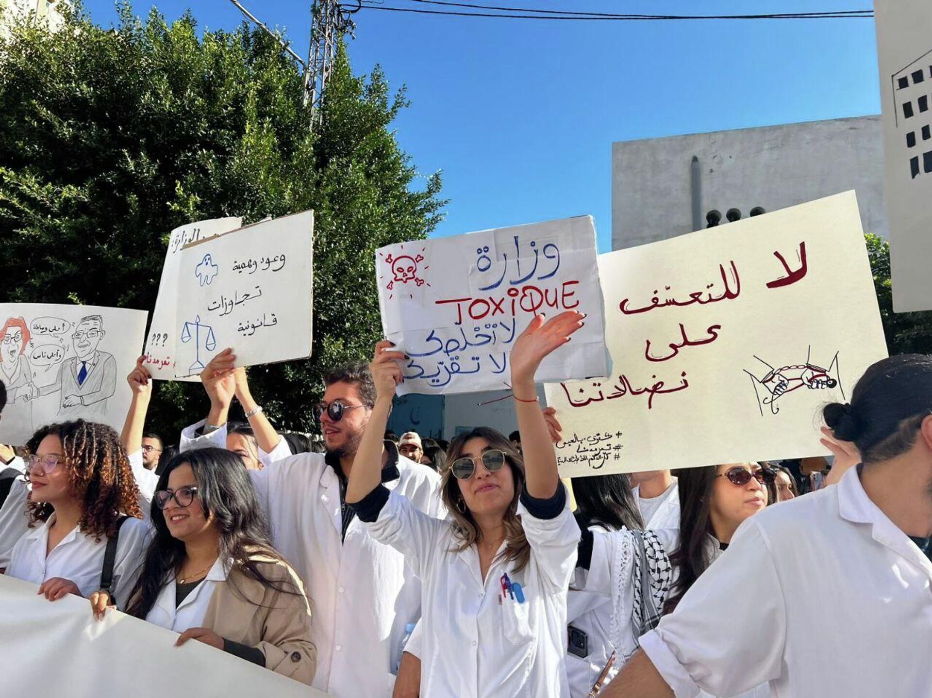 تونس: الأطباء الشبان ينفذون إضرابا وطنيا ويحتجون أمام البرلمان  - سبوتنيك عربي, 1920, 19.11.2025