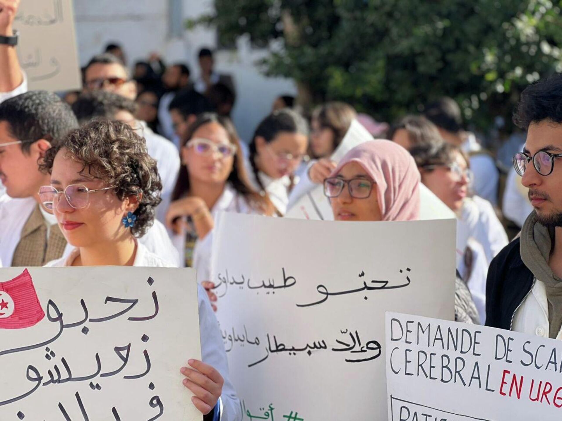 تونس: الأطباء الشبان ينفذون إضرابا وطنيا ويحتجون أمام البرلمان  - سبوتنيك عربي, 1920, 19.11.2025